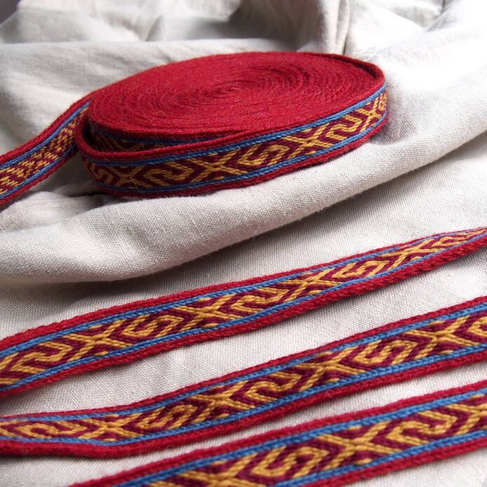 Brettchengewebte Borte aus Wolle , A82_Fv1